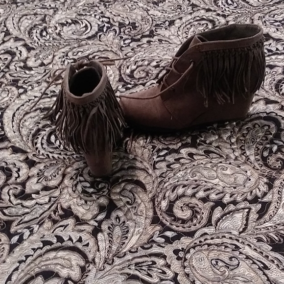 Shoes - Picture 2 of 2